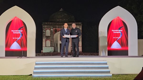 현대제철 이보룡 사장(왼쪽)이 지난 12일(현지시간) 인도 뉴델리에서 열린 세계철강협회 연례행사에서 세계철강협회 타차트 비스바나 나렌드란 부회장으로부터 '스틸리 어워드' LCA 부문 최우수 기업상을 수상하고 있다. (사진 제공=현대제철)